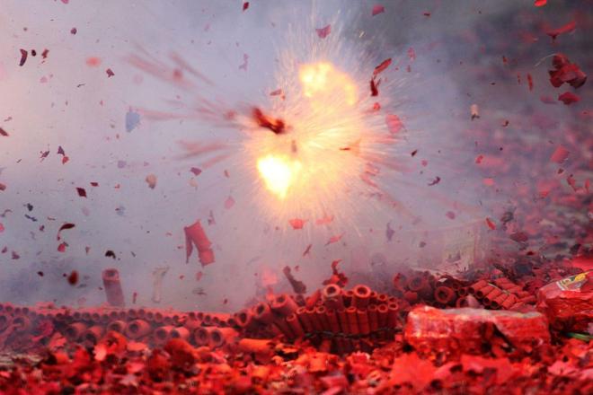 欧陆娱乐登录：痛心！树龄1200年古樟持续燃烧7小时，只因俩小孩随手扔爆竹……